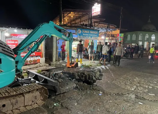 Pembongkaran gorong gorong yang tertutup jalan beton yang menjadi biang banjir. (Sumber: Polsek Pamarayan)