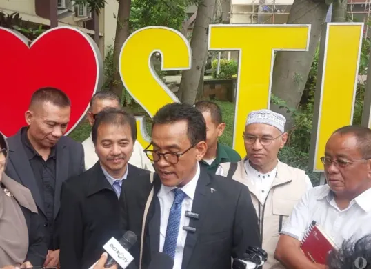 Pakar hukum tata negara Refly Harun dan para tersangka kasus tuduhan ijazah palsu Jokowi walk out dari audiensi dengan Komisi Percepatan Reformasi Polri di PTIK, Jakarta Selatan, Rabu, 19 November 2025. (Sumber: Poskota/Ali Mansur)