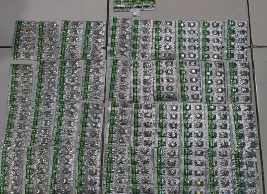 Para pelaku beserta obat-obatan daftar G yang berhasil diamankan polisi. (Sumber: Polres Metro Depok)