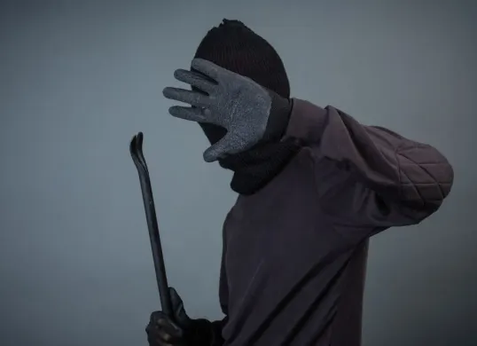 Komplotan pelaku ganjal ATM mengacungkan sajam di Kecamatan Cileungsi, Kabupaten Bogor. (Sumber: Freepik/@jcomp)