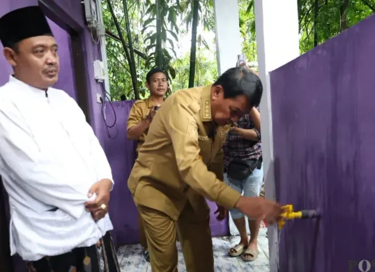 Bupati Tangerang, Maesyal Rasyid meninjau proses pembangunan sanitasi di salah sebuah pesantren di Desa Jeungjing, Kecamatan Cisoka, Rabu, 19 November 2025. (Sumber: Poskota/Veronica Prasetio)