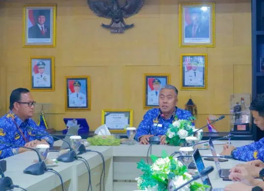 Sekda Kota Bogor, Denny Mulyadi pimpin rakor pembangunan dua sekolah baru dengan Pemprov Jabar. (Sumber: Pemkot Bogor)