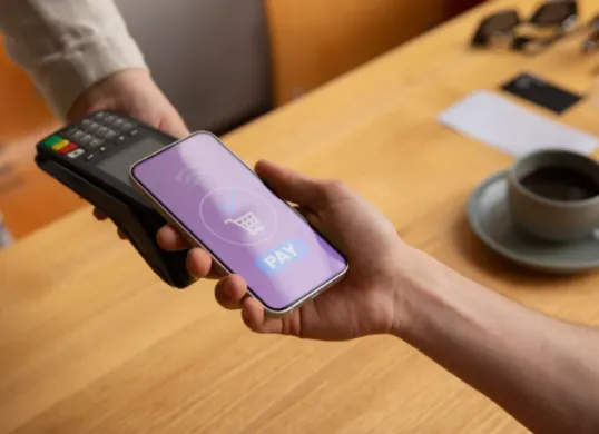 Ilustrasi - Transaksi jadi lebih instan dengan QRIS Tap. Ketahui cara pakai, daftar bank dan dompet digital yang mendukung. (Sumber: Freepik)