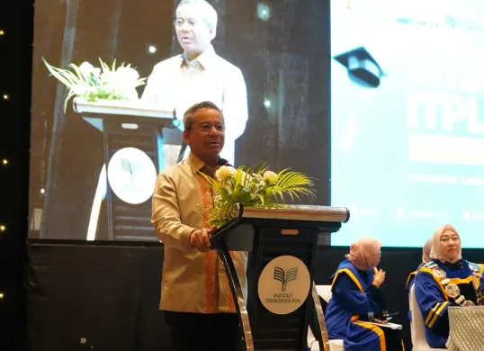 Wamenkeu saat Orasi Ilmiah Wisuda ke-47 ITPLN bertajuk “Menuju Indonesia Tangguh melalui Ketahanan Energi”, di Sasana Kriya, TMII, Jakarta, Selasa, 18 November 2025. (Sumber: Istimewa)