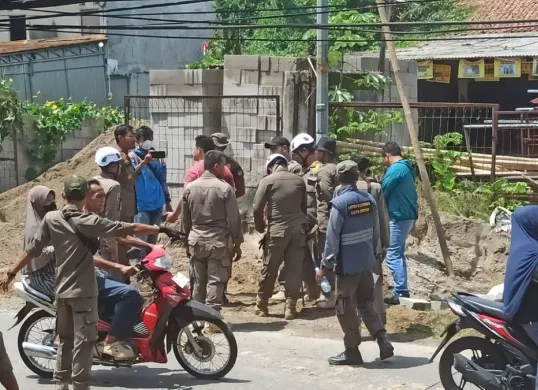 Satpol PP Kota Depok membongkar 180 bangunan liar di sepanjang Jalan Raya Cipayung, Kelurahan Bojong Pondok Terong, Kecamatan Cipayung, Rabu, 19 November 2025. (Sumber: Dok. Satpol PP Kota Depok)