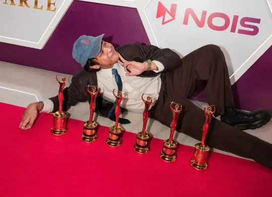 Baskara Putra berhasil membawa lima piala dalam AMI Awards 2025 yang digelar pada Rabu, 19 November 2025 (Sumber: Instagram @wordfangs)