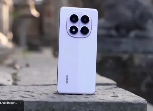 Deretan HP 3 jutaan terbaik tahun 2025 yang menawarkan fitur premium di harga terjangkau. (Sumber: Youtube/@EstechIN)