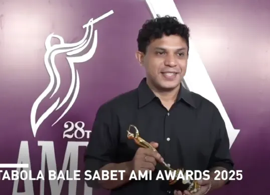 Siprianus Bhuka menerima penghargaan AMI Awards 2025 untuk kategori Pencipta Lagu Pop Terbaik melalui lagu viral Tabola Bale. (Sumber: Youtube/@GenPI co)