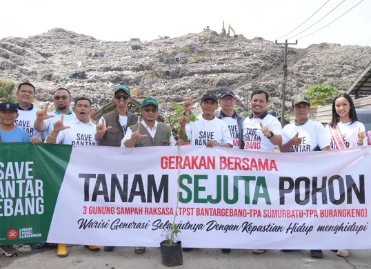 Ketua DPRD Kota Bekasi Sardi Effendi mengajak semua elemen masyarakat menjaga lingkungan saat melakukan penanaman pohon di TPA Sampah Sumurbatu, Bantargebang, Rabu, 19 November 2025. (Sumber: Istimewa)