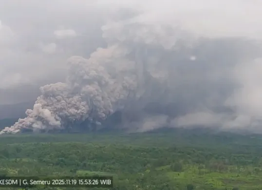 Gunung Semeru luncurkan awan panas radius 5,5 km. Pemerintah tetapkan status 'awas',  tutup jalur pendakian, dan imbau warga jauhi sektor selatan-tenggara. Ini fakta lengkapnya. (Sumber: X/@zakiberkata)