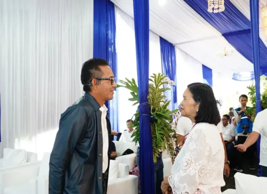 General Manager PLN UID Jakarta Raya, Moch. Andy Adchaminoerdin, berbincang dengan Ketua Umum Gerakan Ciliwung Bersih, Peni Susanti, sebelum dimulainya Penandatanganan MoU Program TOSS di Jakarta, Rabu (20/11). (Sumber: Dok. PLN UID Jakarta Raya)