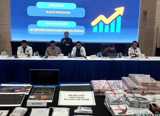 Konferensi pers Dittipidsiber Bareskrim Polri terkait kejahatan siber yang melibatkan dua aplikasi pinjol ilegal di Bareskrim Polri, Jakarta Selatan, Kamis, 20 November 2025. (Sumber: POSKOTA | Foto: Ali Mansur)