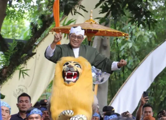 Wali Kota Cimahi, Ngatiyana di Kampung Adat Cireundeu, Kelurahan Leuwigajah, Kecamatan Cimahi Selatan. (Sumber: Dok. Diskominfo Kota Cimahi)