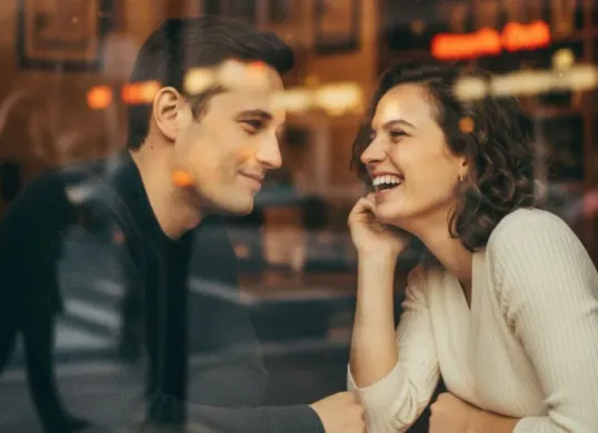 Ilustrasi prompt gemini AI foto dengan pasangan (Sumber: Gemini AI)