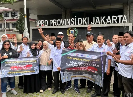 Sejumlah asosiasi pedagang menggeruduk gedung DPRD Jakarta untuk menyampaikan kritik terhadap Raperda KTR, Rabu, 20 November 2025. (Sumber: Poskota/Pandi Ramedhan)