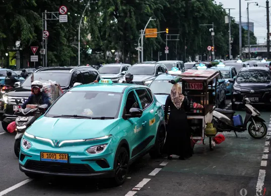 Sejumlah taksi melintas di Jalan Rasuna Said, Kuningan, Jakarta, Kamis, 20 November 2025. (Sumber: POSKOTA | Foto: Bilal Nugraha Ginanjar)