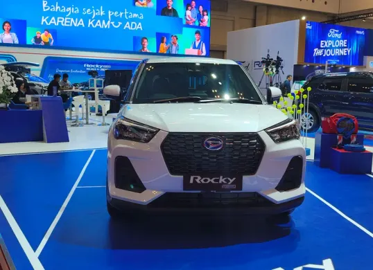 Daihatsu Rocky Hybrid mulai dikirim ke konsumen. (Sumber: Poskota/Erwan Hartawan)