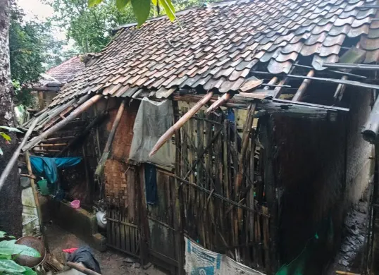 RTLH milik warga Baturanjang, Cipeucang, Pandeglang rusak parah akibat cuaca buruk. (Sumber: Istimewa)