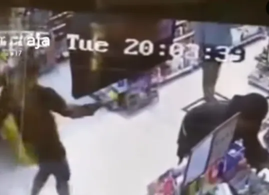 Tangkapan layar video viral ODGJ ngamuk bawa sajam di minimarket. (Sumber: Istimewa)