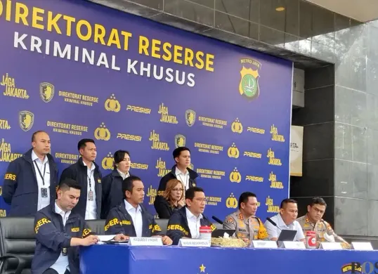 Jumpa pers pengungkapan kasus penyelundupan pakaian bekas impor di Mapolda Metro Jaya, Jakarta Selatan, Jumat, 21 November 2025. (Sumber: Poskota/Ali Mansur)