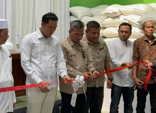 Anggota Komisi IV DPRD Jabar, Abdul Karim (kedua dari kiri) meresmikan Koperasi Samawa Akar Nusantara di Kabupaten Cianjur. (Sumber: Dok. Istimewa)