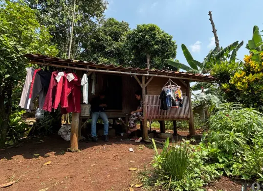 Ilustrasi penduduk miskin di Kabupaten Bogor, tinggal di sebuah rumah tidak layak huni, di kawasan Kecamatan Cariu. (Sumber: Poskota/Giffar Rivana)