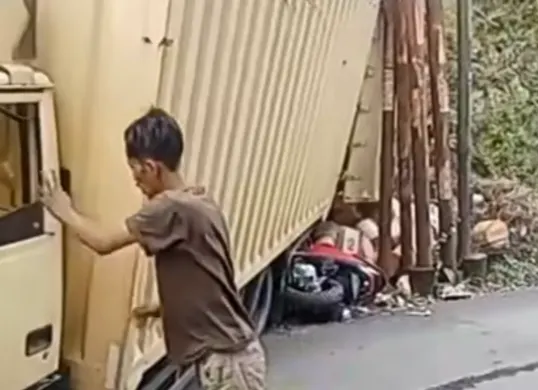 Tangkapan layar truk mundur lalu menabrak motor di Gunung Putri Bogor. (Sumber: Istimewa)