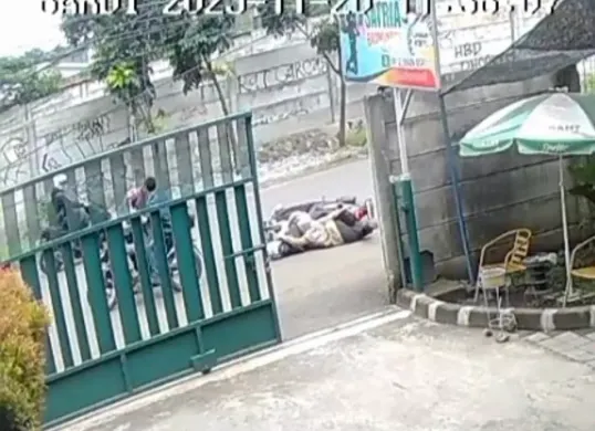 Tangkapan layar CCTV detik-detik korban dijambret di Gunung Putri, Kabupaten Bogor. (Sumber: Istimewa)