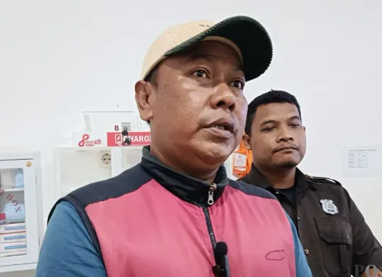 Komandan Regu Rest Area Km 6B, Mardani menjelaskan, pembobolan mobil boks di Rest Area Km 6B Tol Jakarta–Cikampek, Kelurahan Jatibening Baru, Kecamatan Pondok Gede, Kota Bekasi. (Sumber: Poskota/Nurpini Aulia Rapika)