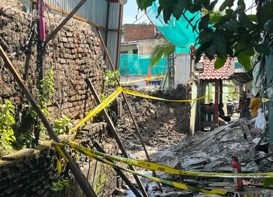 Kondisi tembok bangunan SD Negeri 01, 02 dan SMP Negeri 130 Kelurahan Kota Bambu Utara, Kecamatan Palmerah, Jakarta Barat, Jumat, 21 November 2025. (Sumber: Poskota/Pandi Ramedhan)