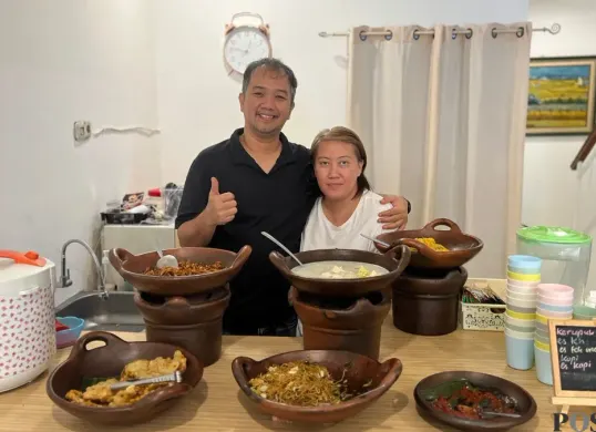 Eks drummer band Radja, Seno Aji Wibowo membantu istri mengelola rumah makan di Jalan Boulevard Timur Blok NB 1, Pegangsaan Dua, Kelapa Gading, Jakarta Utara. (Sumber: Poskota/Pandi Ramedhan)