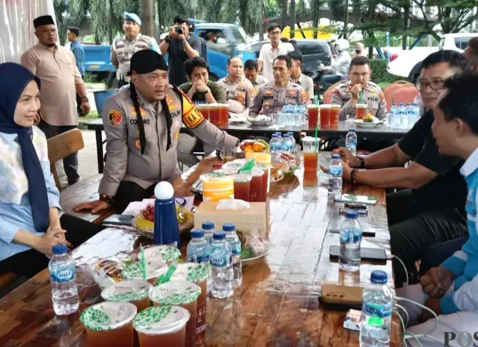 Bupati Serang, Ratu Rachmatuzakiyah menerima audiensi serikat pekerja tentang UMK 2026 di kawasan Modern Cikande, Jumat, 21 November 2025. (Sumber: Poskota/Rahmat Haryono)