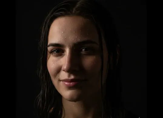 Contoh potret close-up ultrarealistis yang dihasilkan menggunakan Gemini AI dengan prompt bertema romantis dan pencahayaan lembut. (Sumber: Dok/Gemini AI)