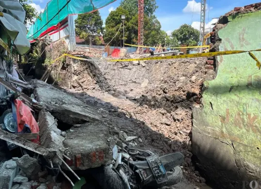 Kondisi tembok bangunan SDN 01, 02 dan SMP Negeri 130 Kelurahan Kota Bambu Utara, Kecamatan Palmerah, Jakarta Barat, Jumat, 21 November 2025. (Sumber: Poskota/Pandi Ramedhan)