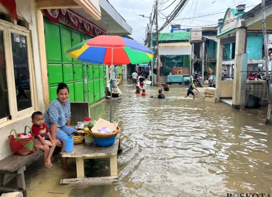 Banjir pesisir (rob) melanda warga RW 22 Kelurahan Muara Angke Kecamatan Penjariangan Jakarta Utara, Sabtu, 22 November 2025. (Sumber: Poskota/Pandi Ramedhan)