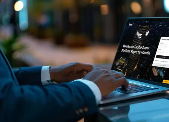 Ilustrasi layanan digital Bank Mandiri yang mencerminkan integrasi ekosistem Livin’, Livin’ Merchant, dan Kopra sebagai penggerak utama transaksi keuangan modern. (Sumber: Istimewa)