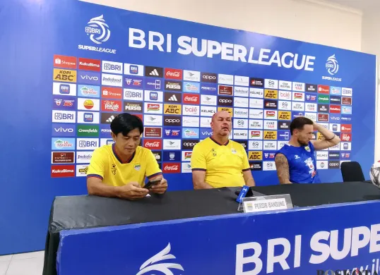Pelatih Persib, Bandung Bojan Hodak (tengah), dalam pressconference di Stadion Gelora Bandung Lautan Api (GBLA), Gedebage Bandung, 20 November 2025. (Sumber: Poskota/Gatot Poedji Utomo)