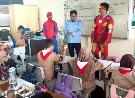 Petugas SPPG Depok Jaya menggunakan costum Iron Man dan Spedirman saat membagikan MBG ke SDN Anyelir 1. (Sumber: Istimewa)