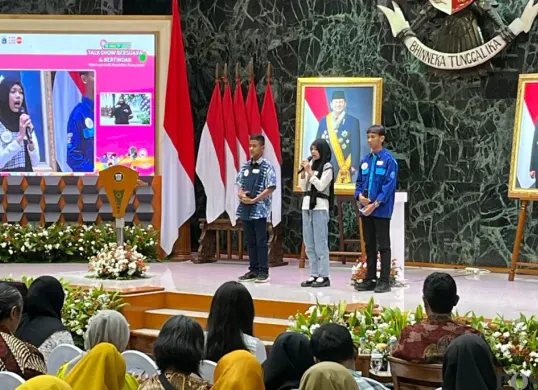 Sejumlah siswa saat menyampaikan harapan ke Wakil Gubernur Jakarta, Rano Karno di Balai Kota DKI Jakarta, Sabtu, 22 November 2025. (Sumber: POSKOTA | Foto: M Tegar Jihad)