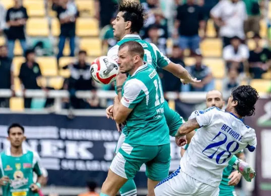 Duel panas Persebaya Surabaya vs Arema FC berakhir dengan skor imbang, pada Sabtu 22 November 2025. (Sumber: Instagram)