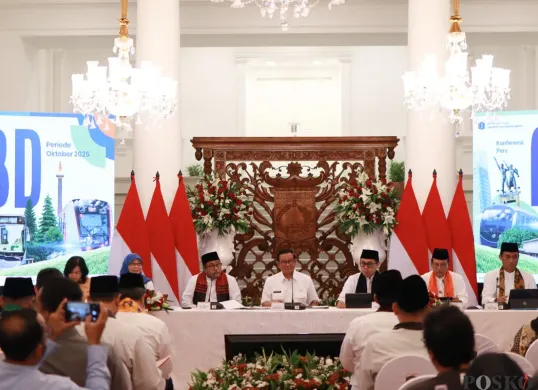 Gubernur Jakarta Pramono Anung saat Konferensi Pers Realisasi Anggaran Pendapatan dan Belanja Daerah (APBD) 2025 di Balai Kota Jakarta, pada Jumat, 21 November 2025. (Sumber: Poskota/Dhiya Ahmad Fauzan)