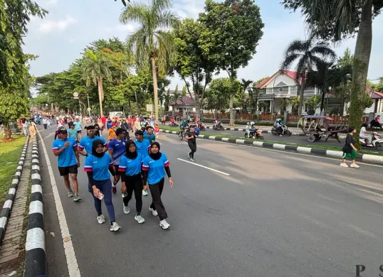 Warga berolahraga di CFD Tegar Beriman, Cibinong, Kabupaten Bogor, Minggu, 23 November 2025. (Sumber: Poskota/Giffar Rivana)