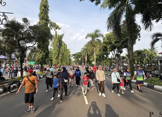 Sejumlah warga berolahraga santai di area CFD Tegar Beriman, Cibinong, Kabupaten Bogor pada Minggu, 16 November 2025. (Sumber: POSKOTA | Foto: Giffar Rivana)