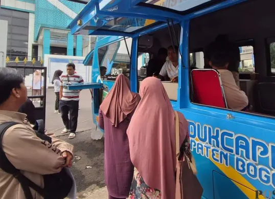 Disdukcapil Kabupaten Bogor membuka pelayanan dalam CFD Tegar Beriman, Cibinong, Minggu, 23 November 2025. (Sumber: Poskota/Giffar Rivana)