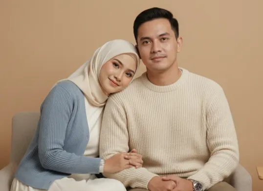 Hasil edit foto pasangan romantis di studio pakai prompt Gemini AI. (Sumber: Gemini AI)