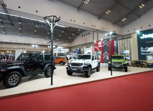 Jajaran lengkap mobil Jeep Wrangler dan Gladiator di GJAW 2025, ICE BSD City, Kabupaten Tangerang. (Sumber: Dok. Jeep)
