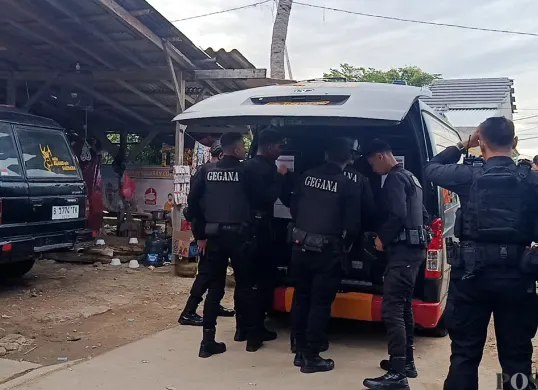 Tim Gegana Korps Brimob Polri diterjunkan ke TKP ledakan mortir yang tewaskan pemulung di Ujung Harapan, Babelan, Kabupaten Bekasi, pada Minggu, 23 November 2025. (Sumber: POSKOTA | Foto: Nurpini Aulia Rapika)