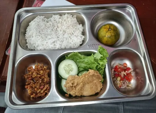 Program Makan Bergizi Gratis (MBG) yang menerapkan sistem shift untuk memastikan makanan sehat tiba tepat waktu di sekolah. (Sumber: Pinterest)