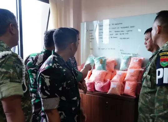 Prajurit TNI AD dari Korem 043/Garuda Hitam menggagalkan peredaran 90.000 butir narkoba jenis ekstasi di ruas Tol Trans Sumatera KM 136 jalur B, Kamis, 20 November 2025. (Sumber: Dok. Dispenad)