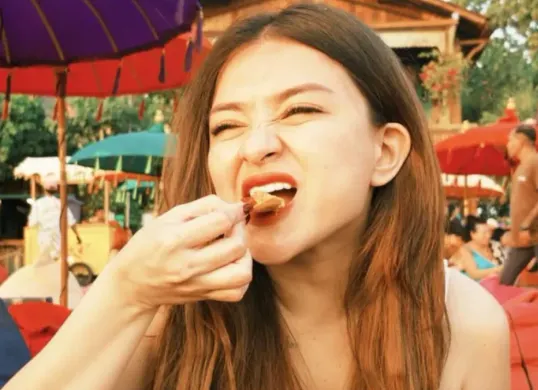 Potret Nathalie Holscher yang kini telah melepas hijab dan kembali menjadi DJ. (Sumber: Instagram/ @nathalieholscher)